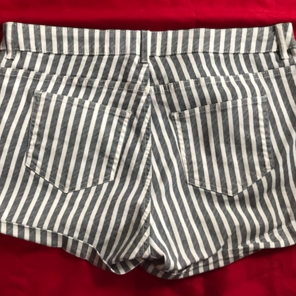 H&M Blue/White Striped Shorts - NWOT - Summer Hot! - Picture 3 of 3